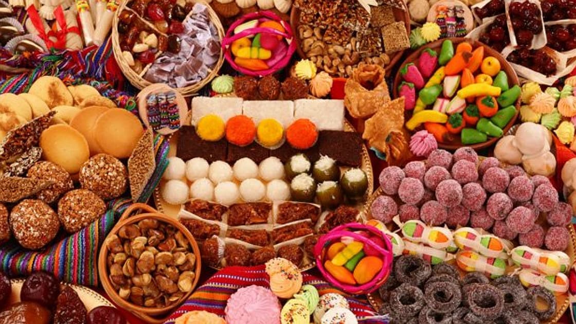 El aguinaldo son bolsitas llenas de cacahuates y dulces como símbolo de comunión, que también se regalan a los invitados, principalmente a los niños. Cuéntanos, ¿tú cómo celebras las posadas?