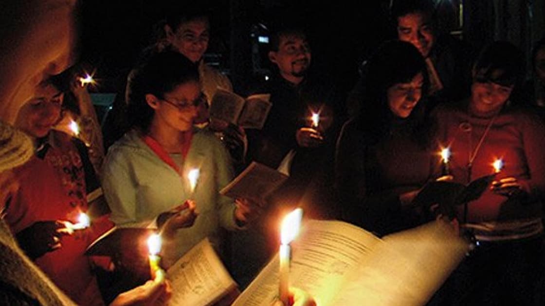 Las figuras de los peregrinos se cargan mientras la gente camina con velas y cantando letanías hasta llegar a la puerta donde se ‘pide posada’.