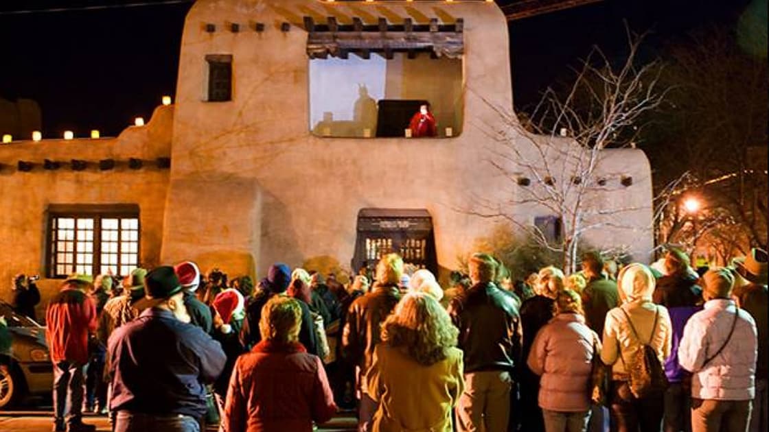 Algunos adentro y otros afuera cantan los versos en los que María y José piden posada, al terminar se abre la puerta y se le da paso a los peregrinos.