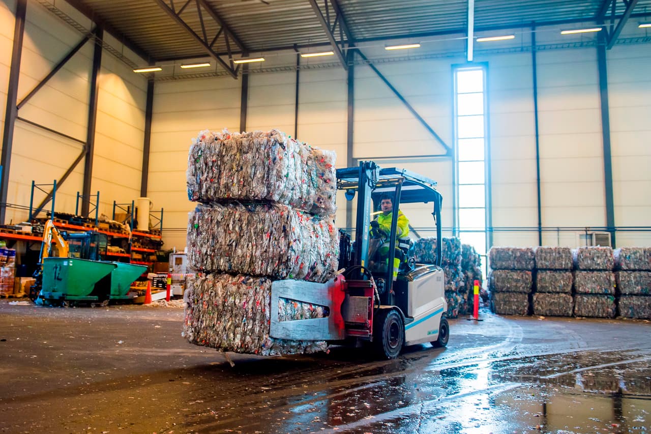 Los botellas de plástico son compactadas y colocadas en paletas en una planta de reciclaje de la empresa Infinitum, en Fetsund, en el sureste de Noruega.