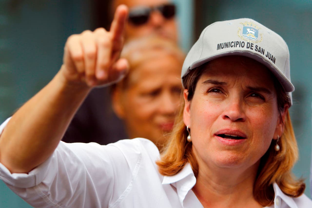 <b>Carmen Yulín Cruz, alcaldesa de San Juan, Puerto Rico</b>.
<a href="https://www.univision.com/noticias/huracan-maria/quien-es-carmen-yulin-cruz-la-cara-del-enfado-puertorriqueno-tras-el-huracan"><i> </i></a>Luego de que en septiembre de 2017 el huracán María arrasara Puerto Rico, uno de los rostros más visibles de los reclamos al gobierno federal estadounidense fue Yulín Cruz. Hubo caos y desorganización al principio, y la ayuda desde EEUU continental se demoraba en llegar o era insuficiente. La isla estaba sumida en la destrucción y literalmente en la oscuridad, luego de que el sistema eléctrico de más del 90% del territorio hubiera colapsado. Benicio del Toro, actor de origen puertorriqueño que redactó
<a href="http://time.com/collection/most-influential-people-2018/5217603/carmen-yulin-cruz/" target="_blank">el texto sobre la alcaldesa para Time</a>, destaca que Yulín Cruz fue "apasionada y corajuda". Fue quien reclamó en medios de comunicación, lloró, y trabajó codo a codo con los funcionarios de emergencias. Es considerada por muchos como la voz más sonora de la isla que, a su vez, le dio voz a miles de puertorriqueños.