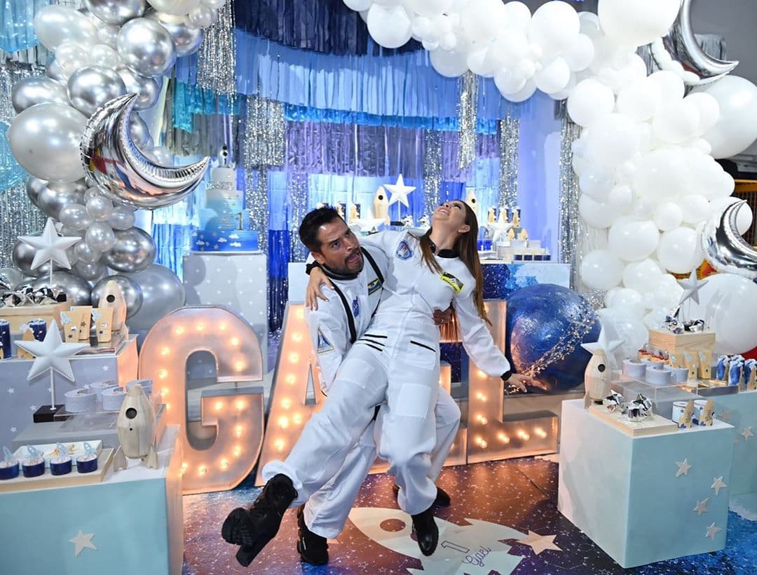 La diversión no fue solo para los niños y esta foto lo dice todo. Ana Patricia y Luis Carlos Martínez invitaron a sus allegados a pasar varias horas de convivencia, chicos y grandes tuvieran la oportunidad de gozar entre estrellas, globos, pastel y piñata.
<br>