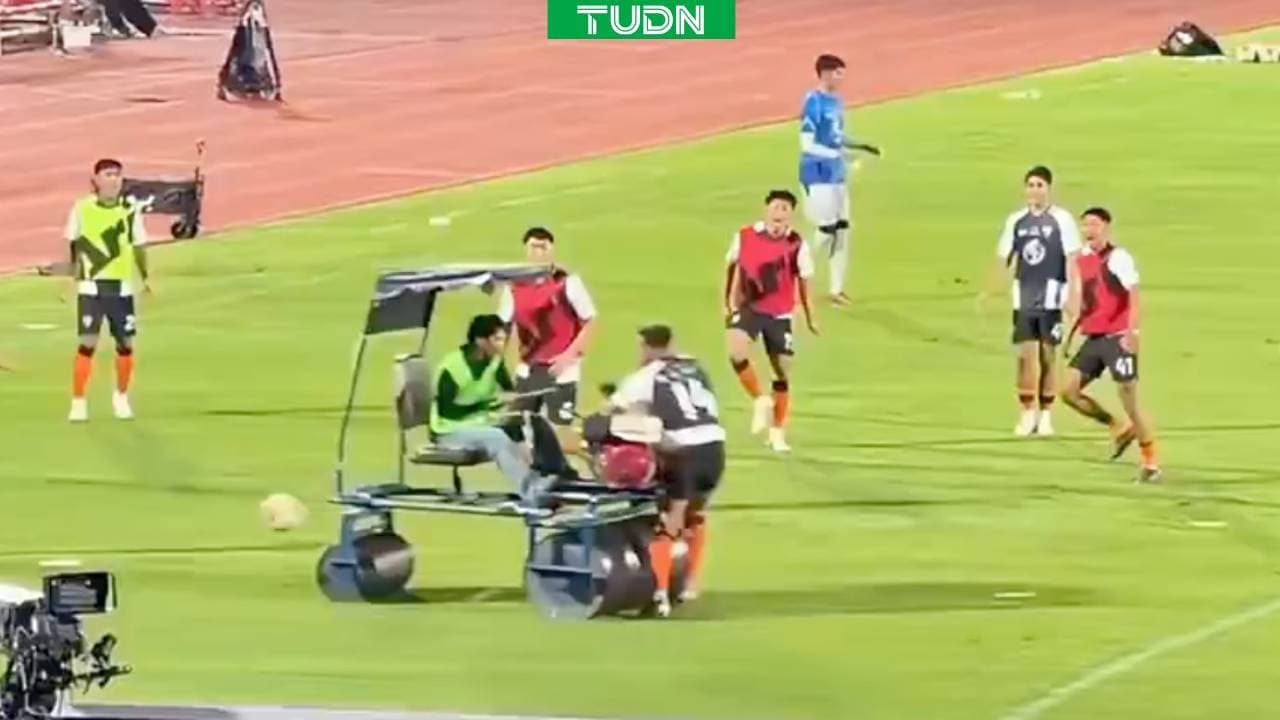 Jugador es atropellado en plena cancha durante calentamiento previo al partido