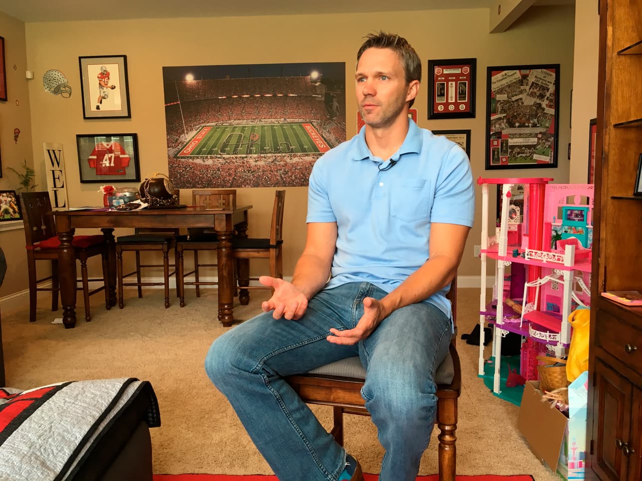 Brian Garret es otro superviviente y testigo de los abusos del doctor. En la imagen, tomada en julio de 2018, cuenta la historia en una entrevista. Varios exalumnos hablaron del tema a los medios el año pasado.