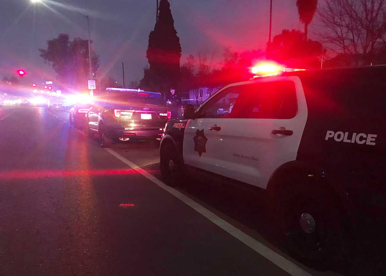 Buscan a sospechosos que escaparon tras disparar múltiples veces a una casa en Fresno