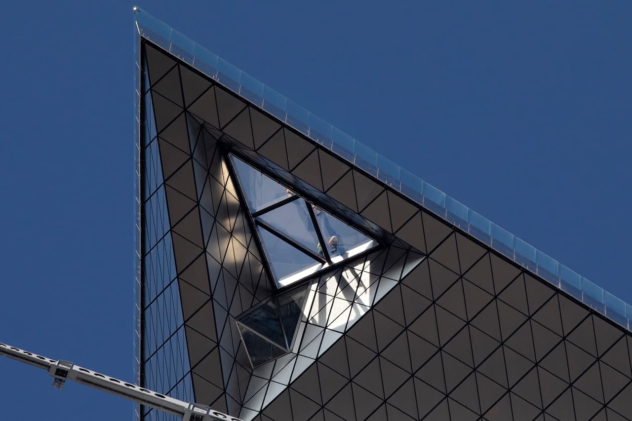 “Todos los paneles de vidrio están en voladizo desde el borde, por lo tanto, es una experiencia no se puede obtener en ningún otro lugar ", concluyó Horkin.