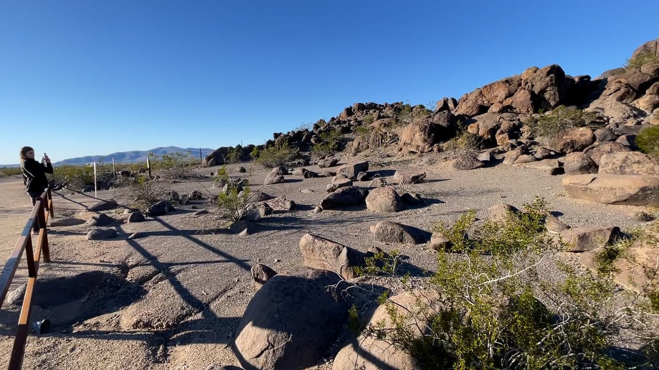 En el área se han registrado más de cuarenta sitios de petroglifos; sin embargo, el sitio de Painted Rock es el más grande conocido con 
<b>alrededor de 800 imágenes</b> labradas en roca.