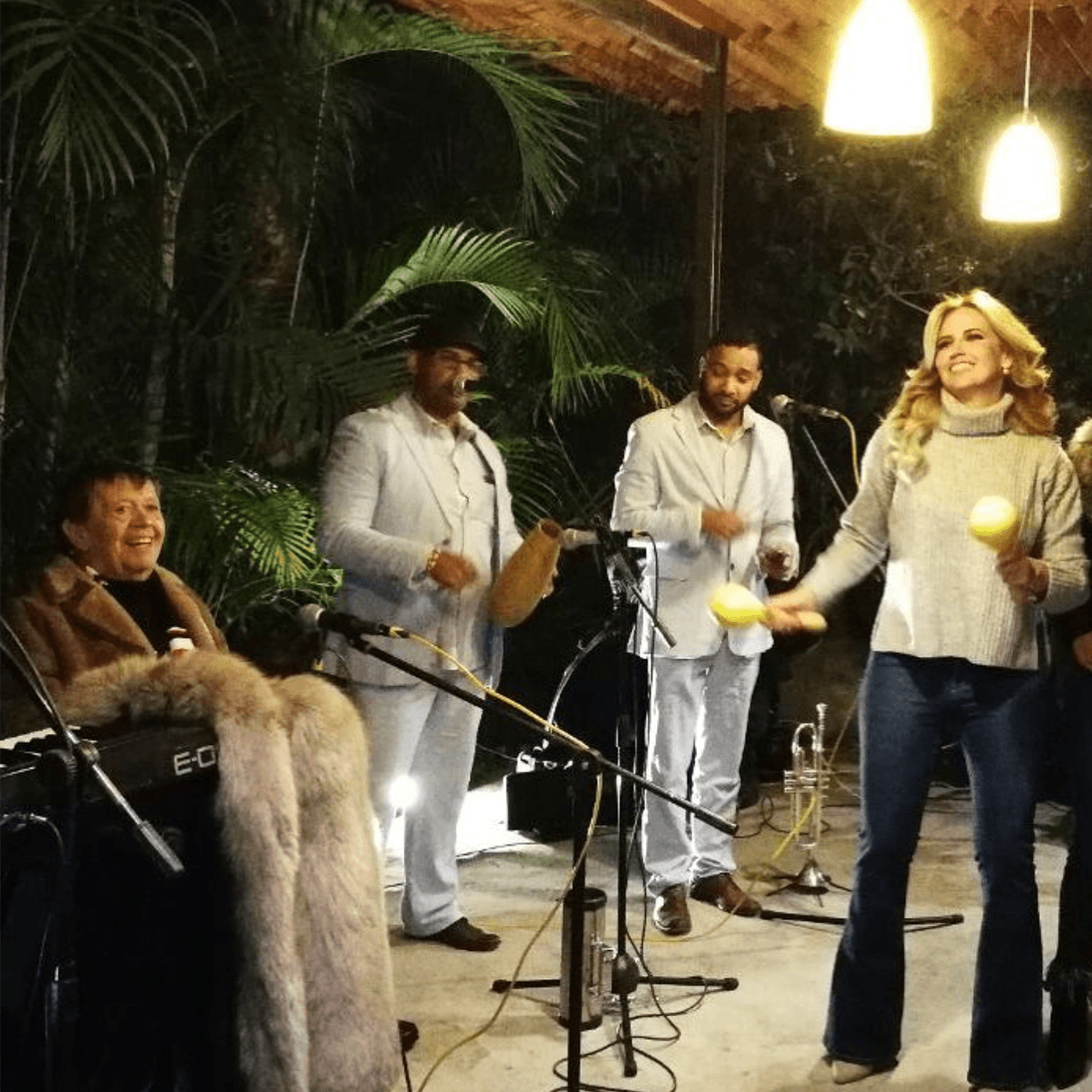 "Me gusta mucho convivir y festejar la vida", comentó el también actor. En la reunión estuvo más de media hora tocando sones cubanos que deleitaron y animaron a los presentes a pararse a bailar.