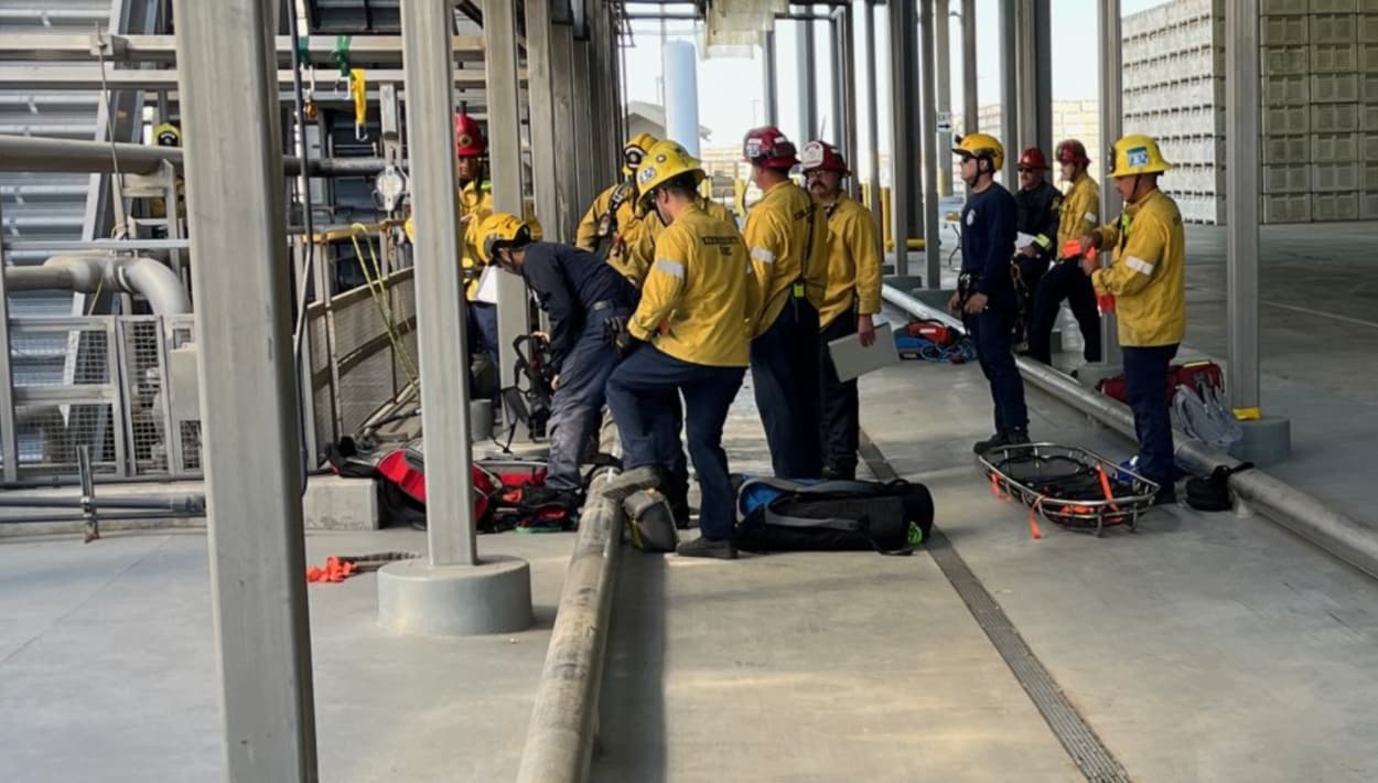 Los bomberos y el personal de Wonderful Citrus utilizaron múltiples disciplinas especializadas para mitigar de manera segura una emergencia simulada en un espacio confinado.