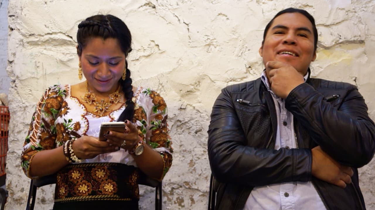 Rosa y Segundo durante una de las entrevistas. "Cuando pongo la música es como si estuvieran en el Ecuador", dice Segundo sobre sus oyentes.
<br>