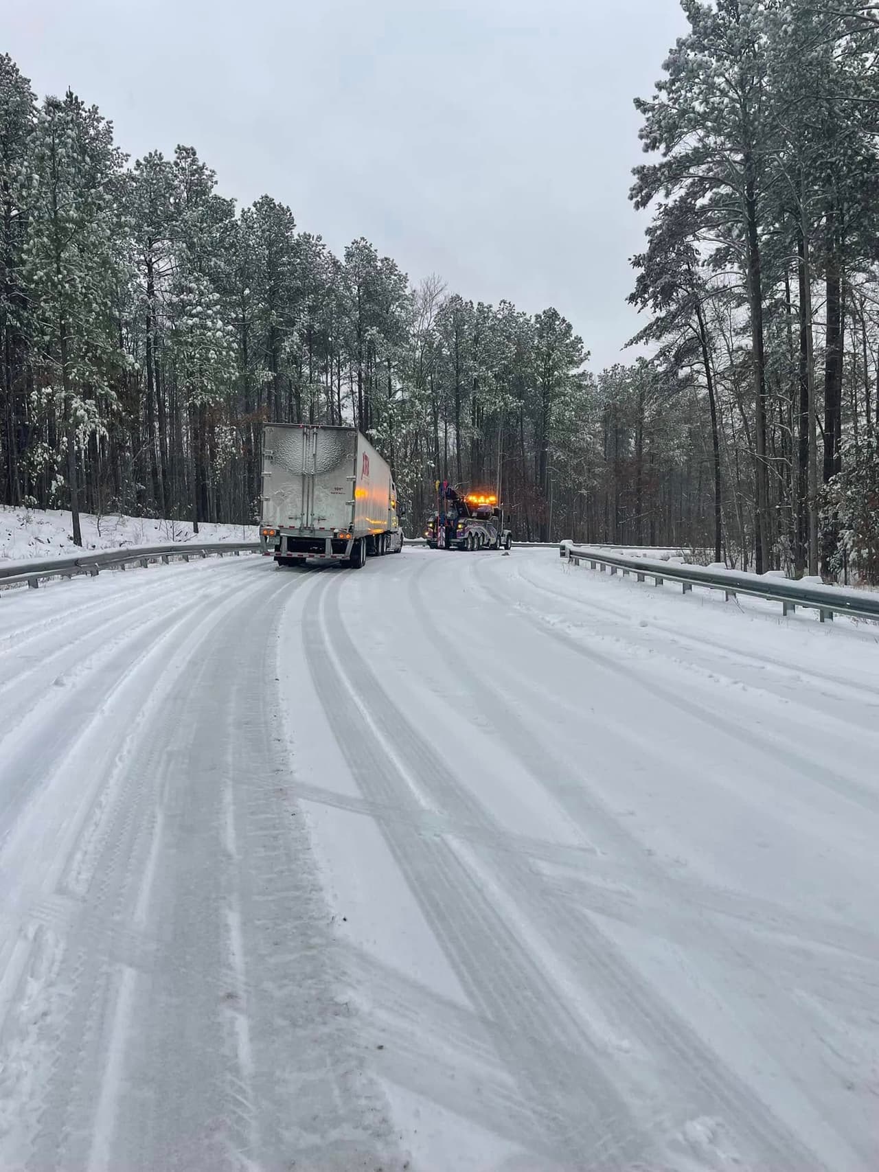 En Virginia, la policía estatal dijo en un comunicado de prensa que respondieron a más de 200 accidentes entre las 4 p.m. del domingo y las 4 a.m. del lunes, aunque no todos estaban relacionados con la tormenta.
<br>