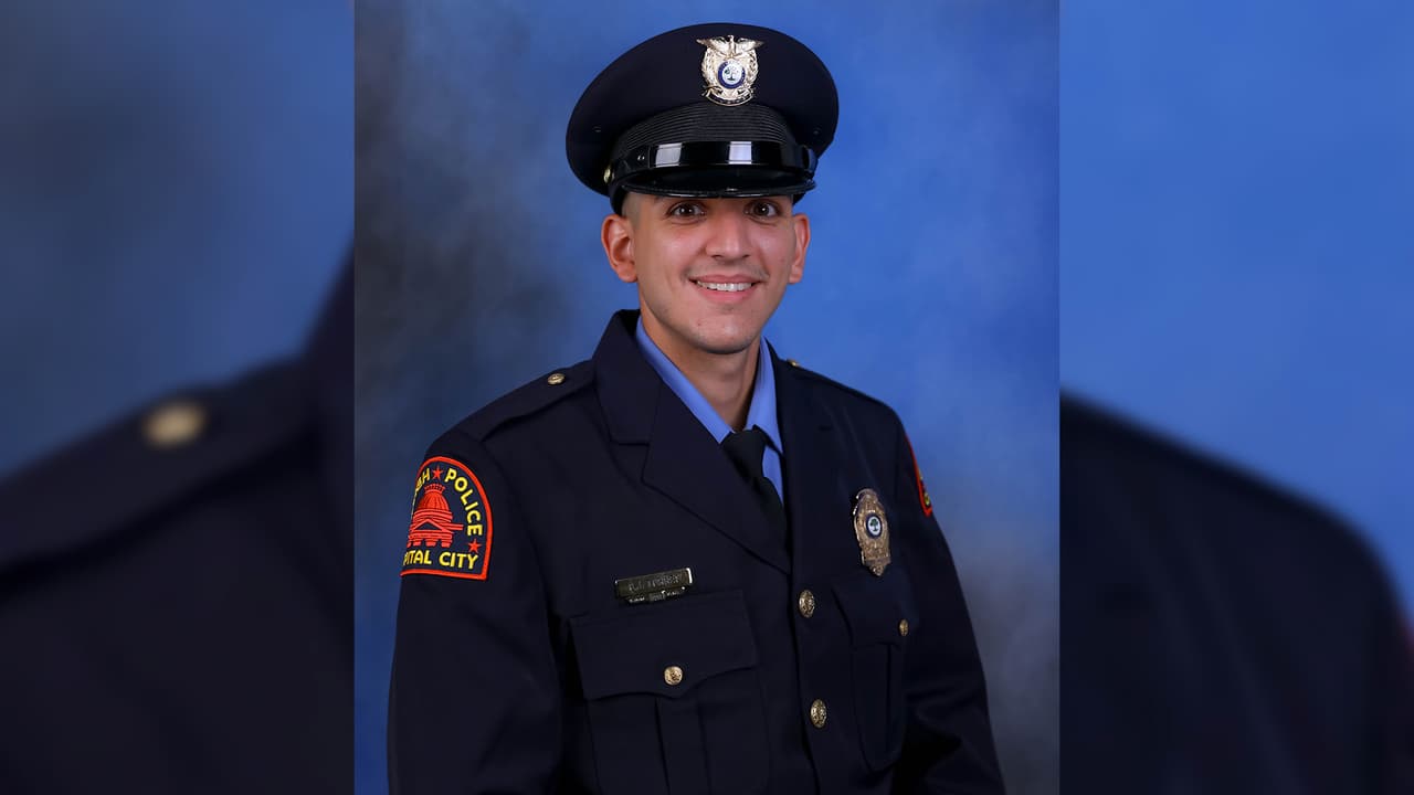 El oficial de 29 años estaba esperando a su esposa antes de ir al trabajo, 
<b>cuando el tirador le disparó antes de atacar a las otras víctimas. </b>A pesar de los esfuerzos de los vecinos, el policía no sobrevivió.