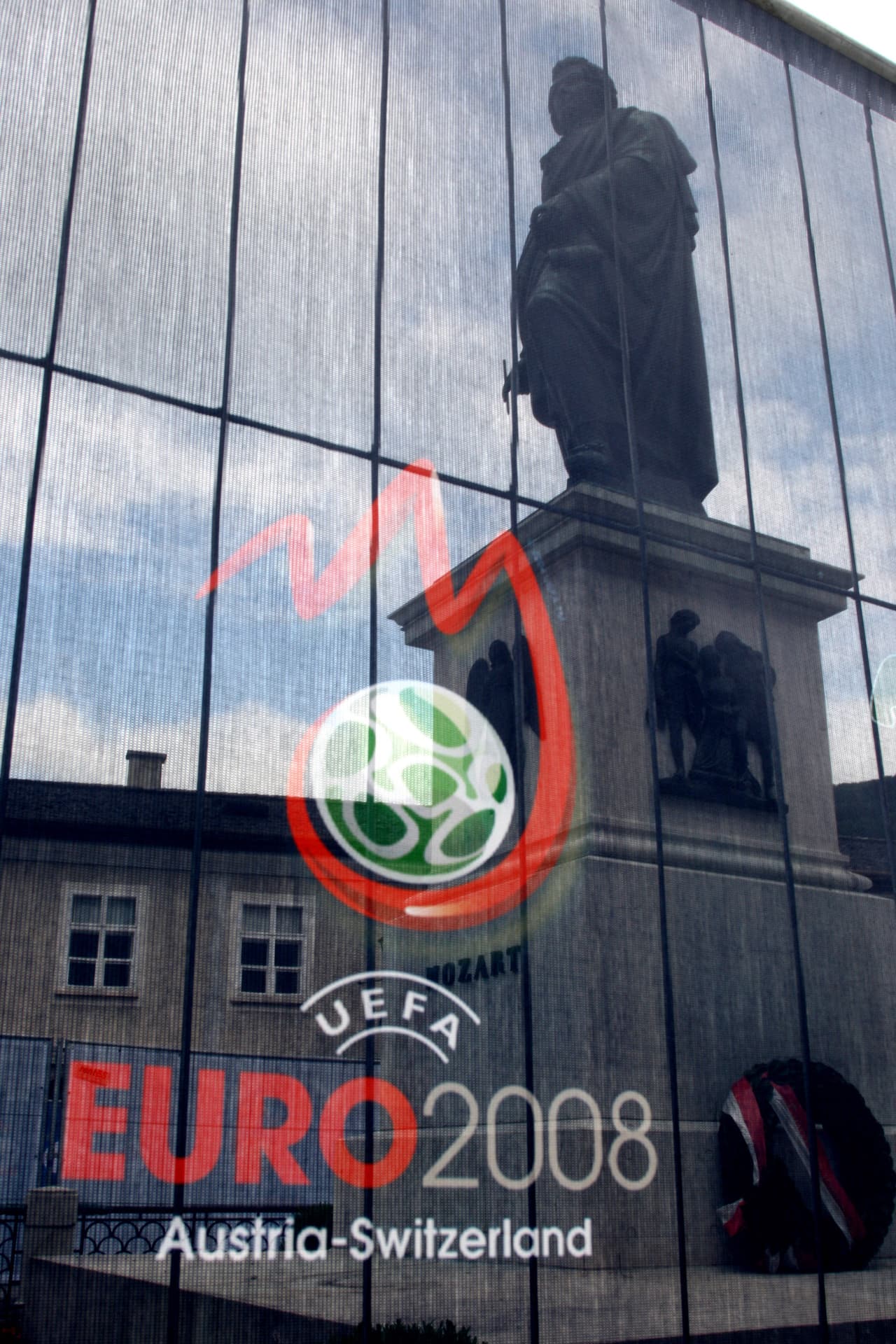 Para la Eurocopa de 2008 se repitió el formato. En esta ocasión, Suiza y Austria compartieron sede.