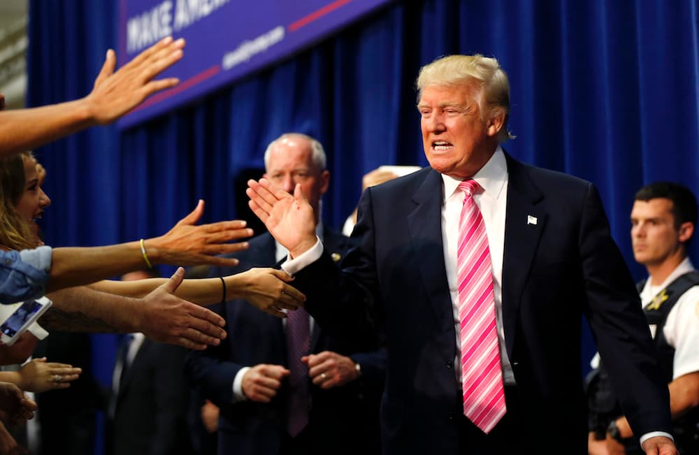 Tras asomar una posible solución a la legalización de indocumentados, Trump insiste en que construirá el muro