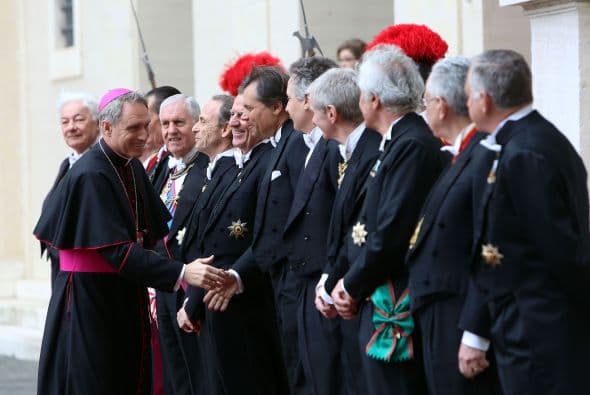 Gänswein saluda a los caballeros papales que formaron parte del recibimiento.