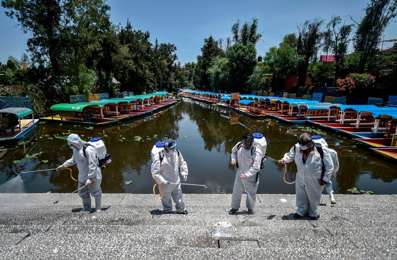 Personal de limpieza riega con desinfectante la entrada a Xochimilco, una de las áreas turísticas más importantes de la capital mexicana. CDMX, el estado de México, Baja California, Veracruz y Puebla se mantienen como las cinco entidades que han registrado el mayor número de defunciones y que en conjunto representan más de la mitad (51,1 %) del país.