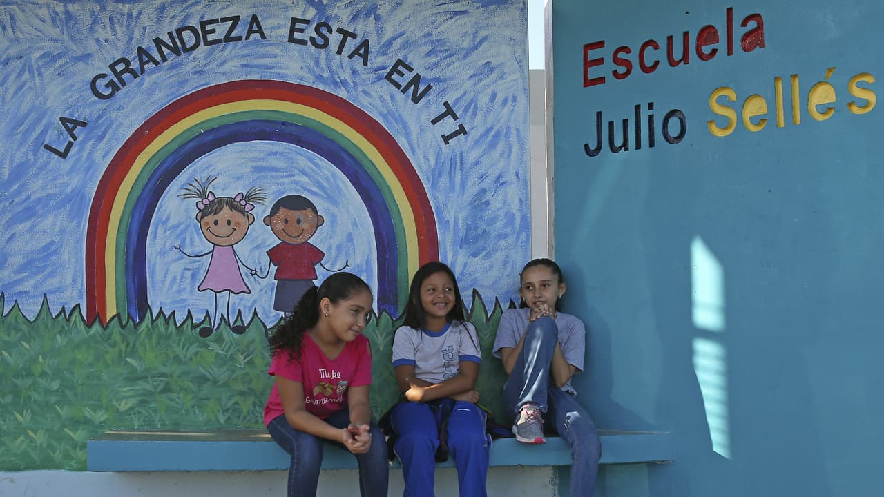 La mayoría de las escuelas abiertas en Puerto Rico tras el huracán María están sin electricidad