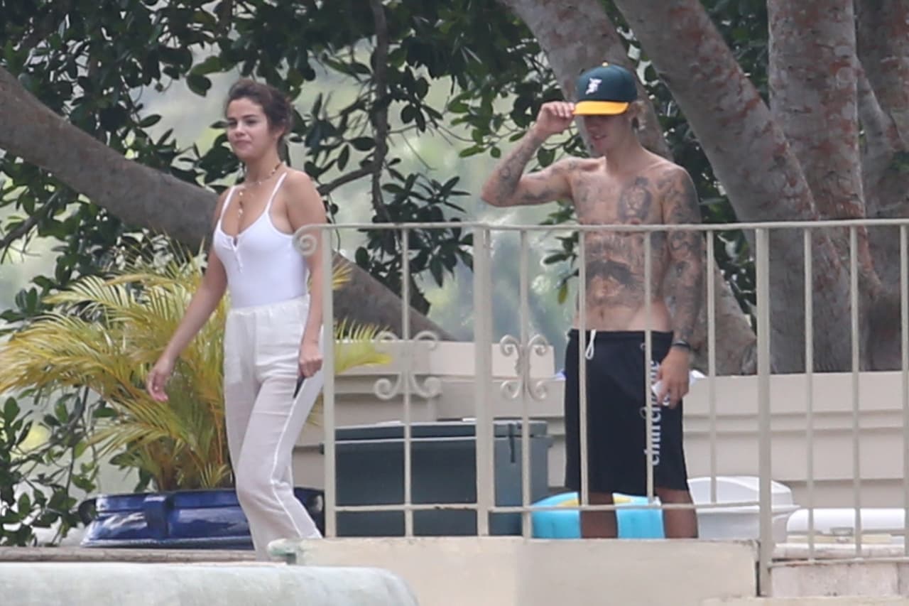 Selena Gómez no mencionó a su ex,
<b> <a href="https://www.univision.com/entretenimiento/justin-bieber-y-selena-gomez-primero-van-a-la-iglesia-y-luego-a-un-hotel-en-san-valentin-fotos">Justin Bieber, con quien en febrero del año pasado parecía haberse reconciliado</a></b>.