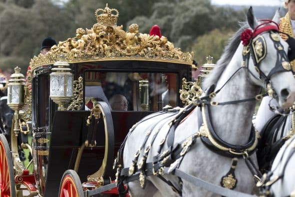 Durante la gira oficial, la reina Isabel II de 86 años de edad, su esposo Felipe, Duque de Edimburgo, y Higgins participaron en una procesión con carruajes que los condujo hacia el Castillo de Windsor, al oeste de esta ciudad.
