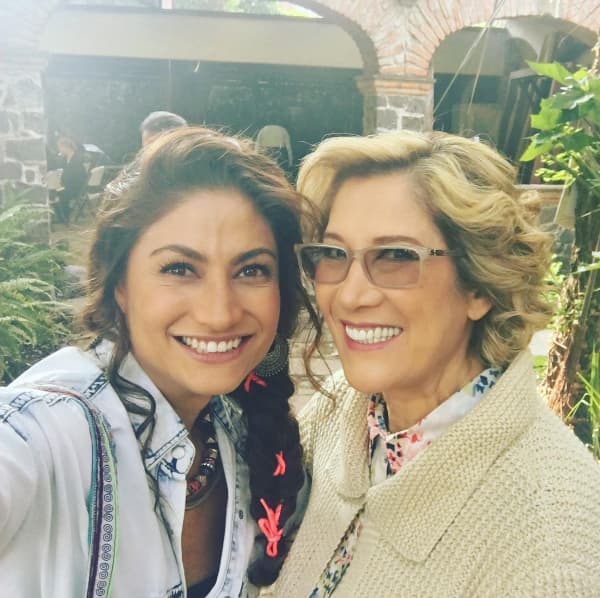 Esto es una probadita de lo que sucede detrás de cámaras de la novela, así que no te puedes perder ningún capítulo de esta historia, por Univision.