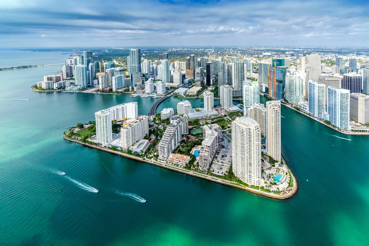 <b>4. Miami, Florida:</b> En el cuarto lugar se encuentra Miami, con un precio medio de vivienda de $479,762. Aunque es menos costosa que las ciudades de California, sigue siendo una de las más caras en comparación con el promedio nacional.