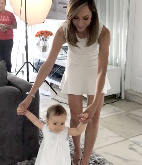 Alana ya quiere caminar y llevaba a su mami por todos lados.