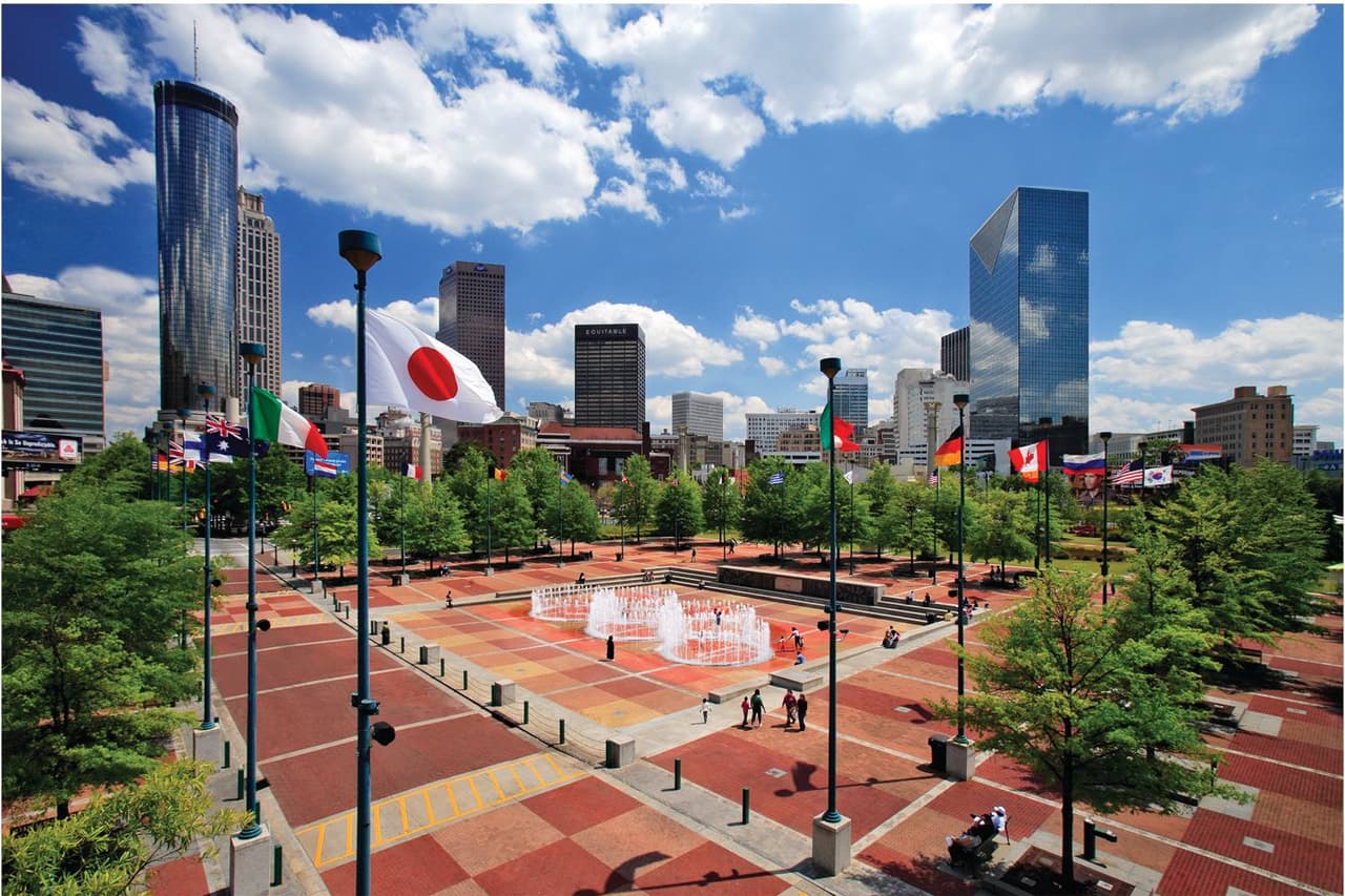 <b>VISITA EL CENTENNIAL OLYMPIC PARK</b>: Es la visita obligada si piensas ir al centro de Atlanta. No necesitas auto, ya que si tomas el MARTA llegarás sin problemas. Al llegar, podrás relajarte en las instalaciones que rinden homenaje a los Juegos Olímpicos de 1996. El parque alberga una amplia variedad de eventos gratuitos durante todo el año. Además, cerca se encuentran atracciones (pagadas) como el Acuario de Georgia, el Salón de la Fama del Fútbol Americano Universitario Chick-fil-A, el Mundo de Coca-Cola y el Centro Nacional de Derechos Civiles y Humanos, entre otros.