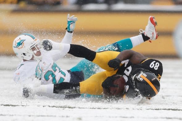 Los fanáticos de los Dolphins ya no hablan de la controversia Incognito/Martin, ni si Ireland o Philbin estarán con el equipo en el 2014, sino que pasan horas calculando… ¡porque tenemos chance de ir a los playoffs! Al principio de la temporada, y sobre todo, después de perder -casi deshonrosamente- contra Tampa Bay y Buffalo, los comentarios sobre Miami eran negativos. Qué si las novatadas, qué si Tannenhill, qué si el running game, qué si la línea ofensiva, que si… qué se yo… Pero ahora, las cosas han cambiado y solo se mencionan las posibilidades que tenemos de jugar en enero. ¡Ay, bendito! Bueno, después de este encontronazo con los portadores de las terribles toallas amarillas, donde salimos vencedores … por media pulgada… 34-28, ya todo me parece posible. Arriba Tannenhill (20 de 33, para 200 yds); arriba Wake and Odrich; arriba Thomas (105 yds, un TD en 16 acarreos); arriba Clay con sus dos TD y arriba Philbin, que mantiene el invicto en la revisión de las jugadas (obtuvo el cambio de “incomplete pass” a TD de Hartline). ¡Arriba, Dolphins, seguimos cuesta arriba!