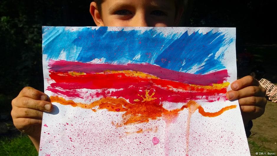 <b>¿La última puesta de sol? </b>A Daniel (7 años) le gusta contemplar el sol. Pero teme que pudiera no existir ya dentro de 50 años. Tiene la esperanza de que quizás cambie solo levemente: en ese caso, los amaneceres y las puestas de sol seguirán siendo hermosamente coloridas. Entretanto, Daniel insta a sus padres a reciclar más. A fin de cuentas es su futuro el que está en juego. 
<br>