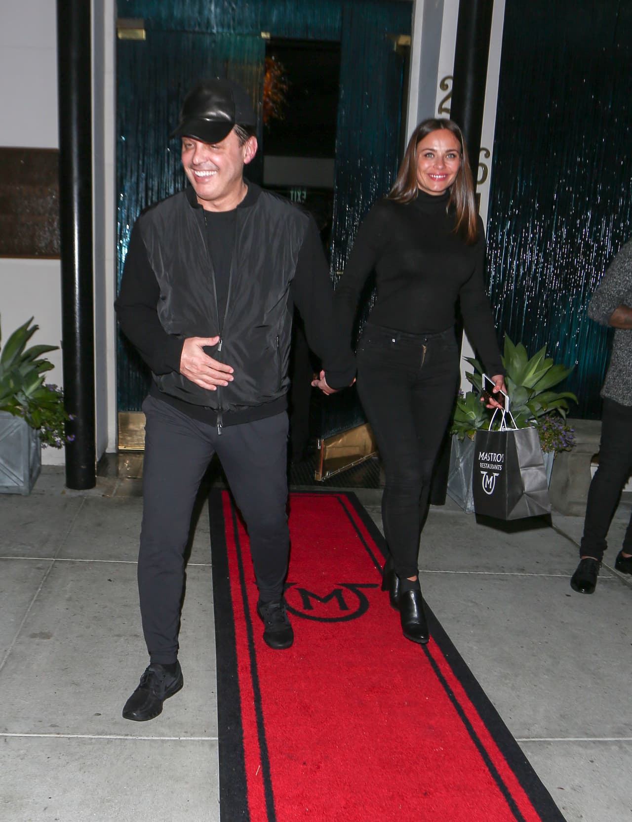 Al parecer el cantante salió con la barriga llena y el corazón contento.