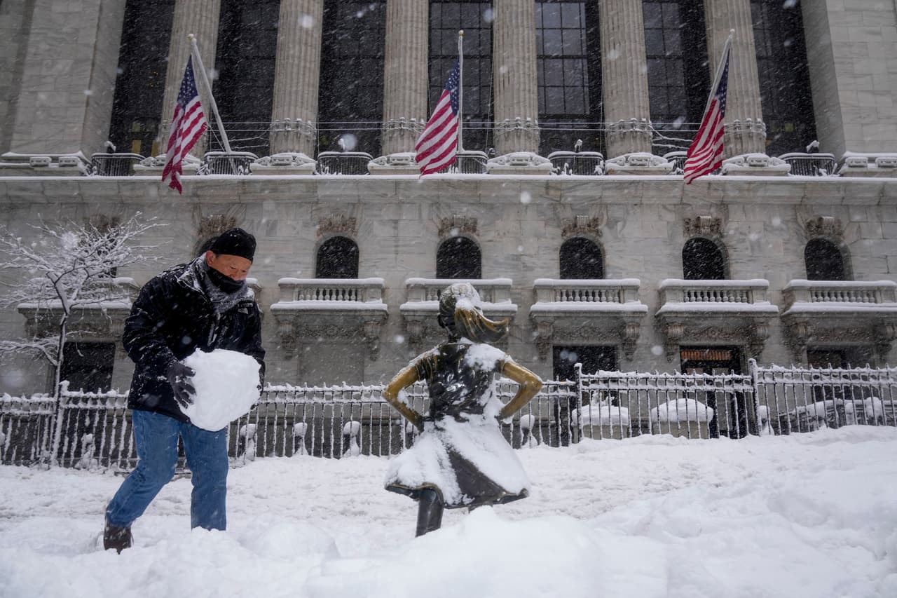 Personas se reunieron frente a la Bolsa de Valores de Nueva York durante la tormenta invernal y construyeron muñecos de nieve.