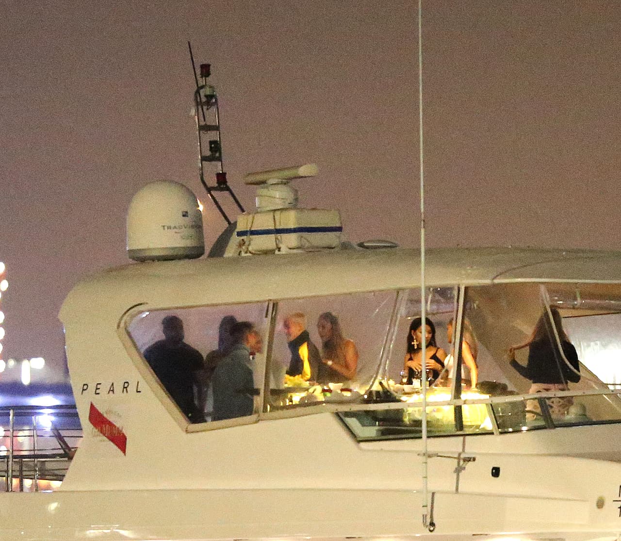 Justin Bieber fue visto de fiesta en un barco con alrededor de diez mujeres, bebiendo, charlando y bailando hasta bien entrada la noche, desembarcando alrededor de la 1:30 a. m. el 12 de marzo. Justin también pareció entrar en una discusión con uno de sus guardias de seguridad antes de darle un abrazo.