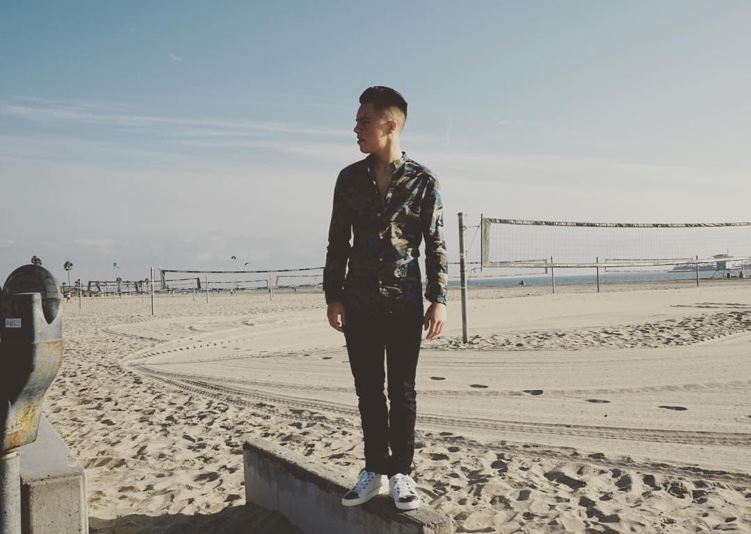 A todos nos encanta la playa y Jonatan ocupa este lugar para relajarse unos momentos.