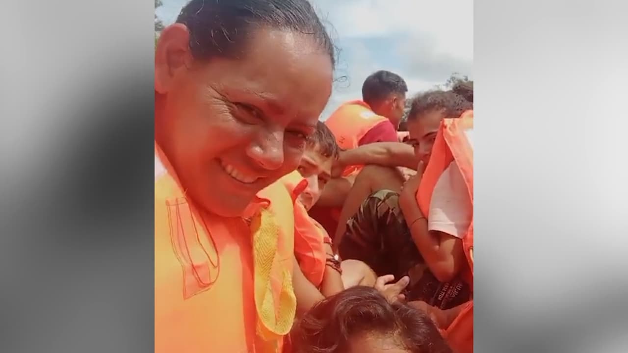 <b>“Mi silla se quedó entrando a la selva </b>y ahí los muchachos me cargaron hasta llegar a Panamá y el resto era mi esposa ayudándome a cargar y mis hijos”, cuenta Javier.