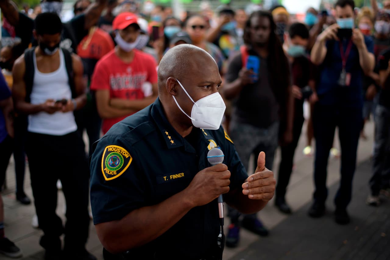 Troy Finner hablando durante una manifetación en apoyo a George Floyd en Mayo de 2020 en Houston.