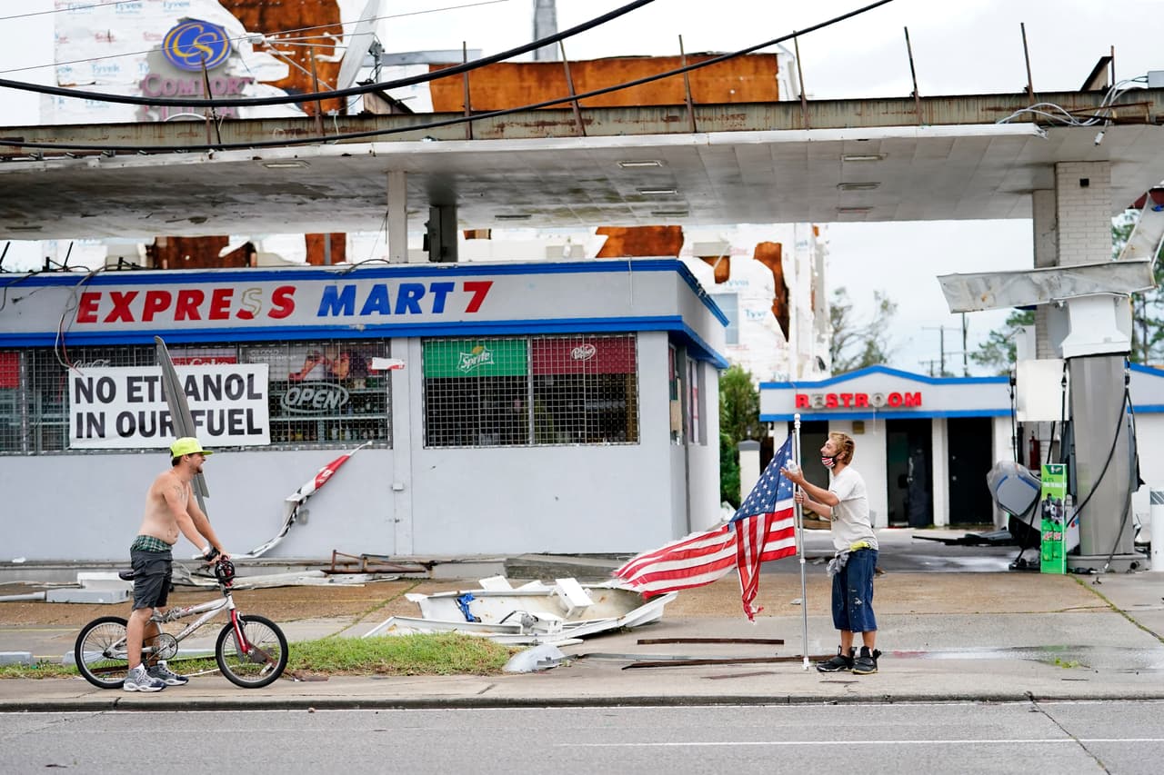 Una estación de servicio afectada por los fuertes vientos de Laura en Lake Charles. Las autoridades habían pedido a los residentes que se fuesen, pero no todos les hicieron caso en una zona que ya quedó devastada por el paso del huracán Rita en 2005.
