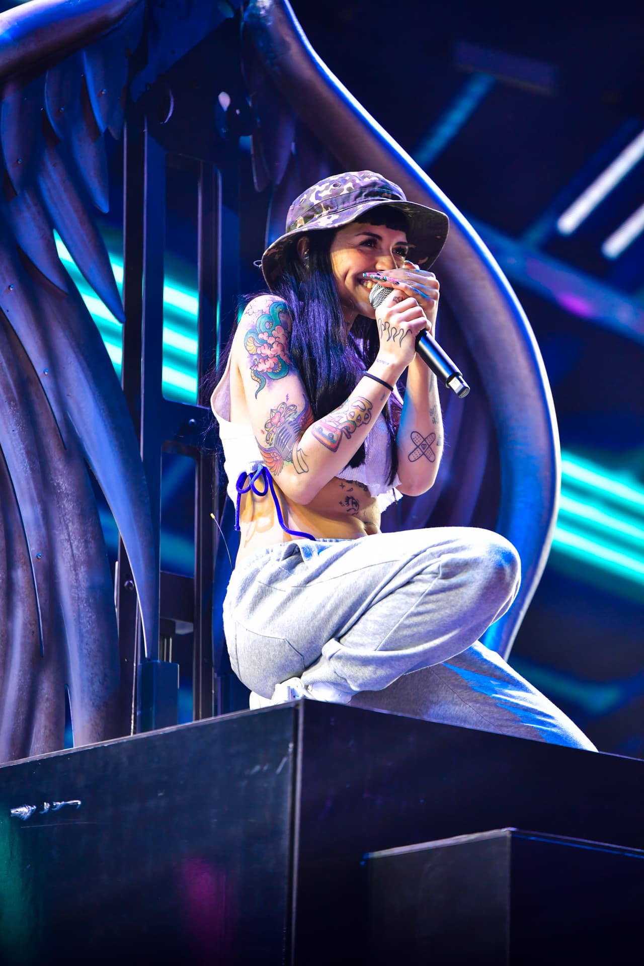 Además de Amara, Cazzu fue otra cantante que llegó a los ensayos. La argentina también vistió ropa deportiva, que acompañó con una ombliguera y tirantes; además de un divertido sombrero.