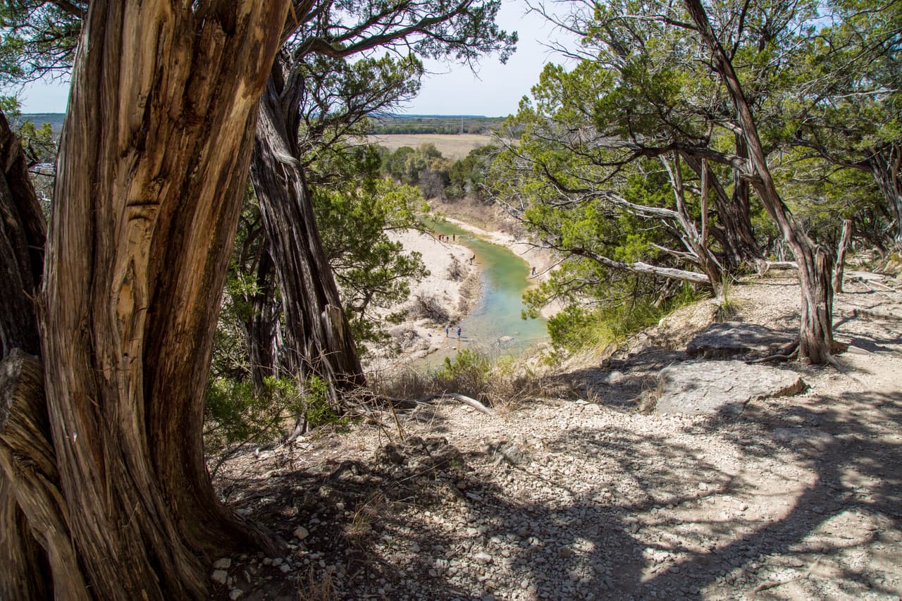 Uno de los senderos permite a los caminantes subir hasta la cima de una colina.
