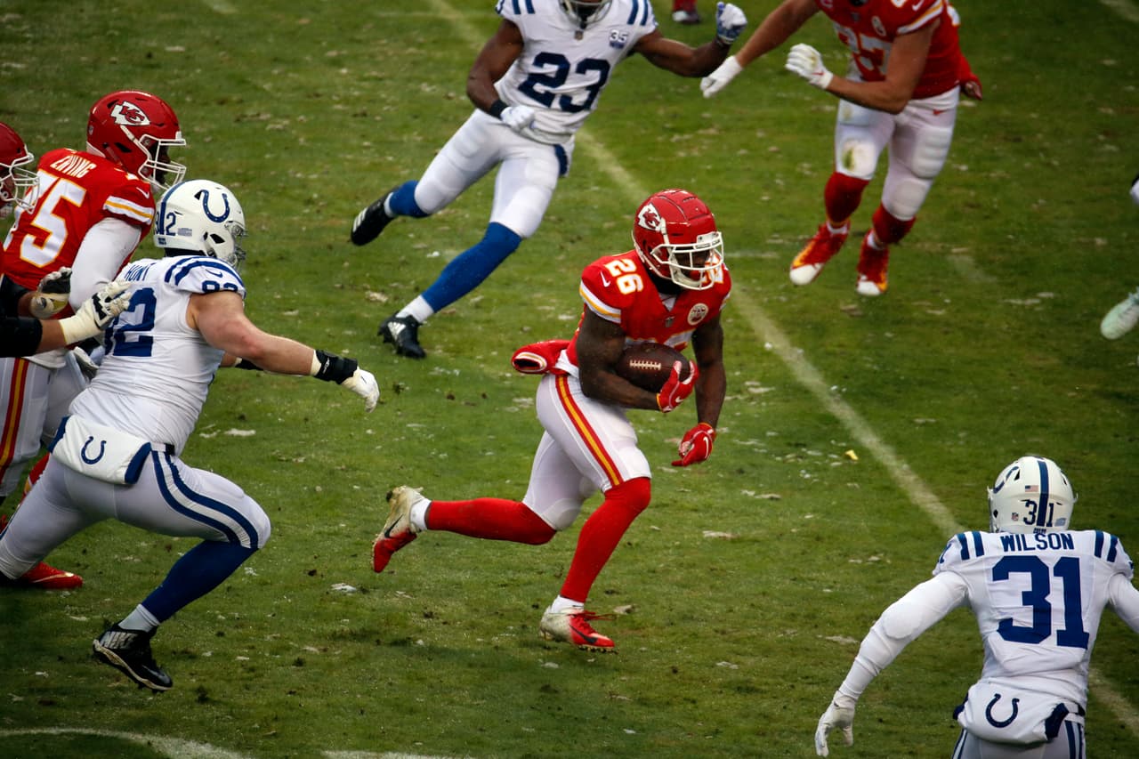 <b>Primer Cuarto: </b>Los Chiefs conviert una 4&1 y se colocan en posición de gol de campo. 
<b>(Chiefs 7-0 Colts)</b>
<br>