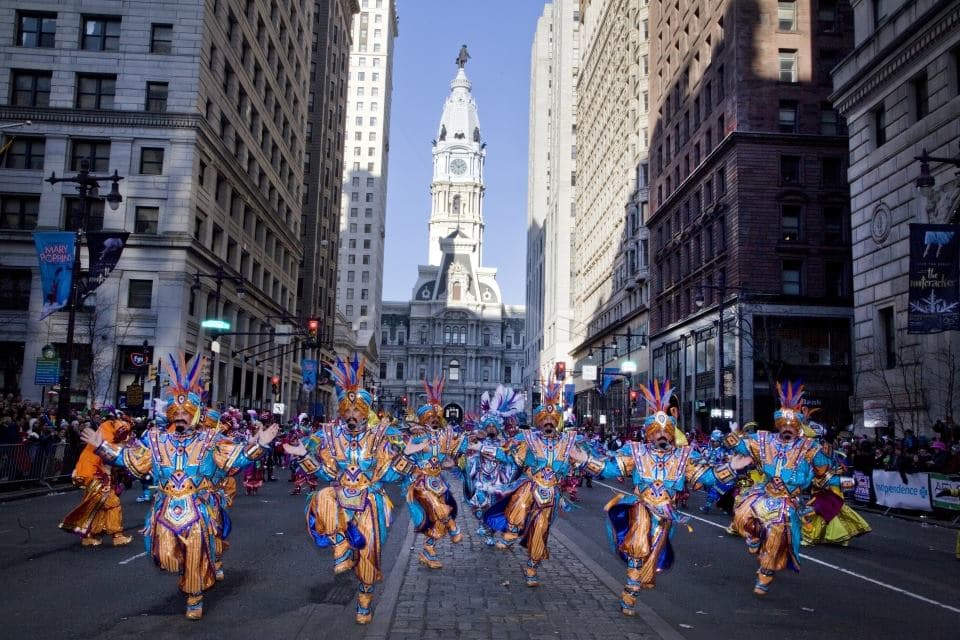 <b><a href="https://www.phlvisitorcenter.com/Mummers " target="_blank">Mummers Parade (1 de enero)</a></b>. Esta tradición del día de Año Nuevo, única en Filadelfia, se remonta a 1901 e incluye a 10,000 adultos y niños con plumas y lentejuelas mientras bailan al ritmo de la música y desfilan por Broad Street desde el Ayuntamiento de Filadelfia.