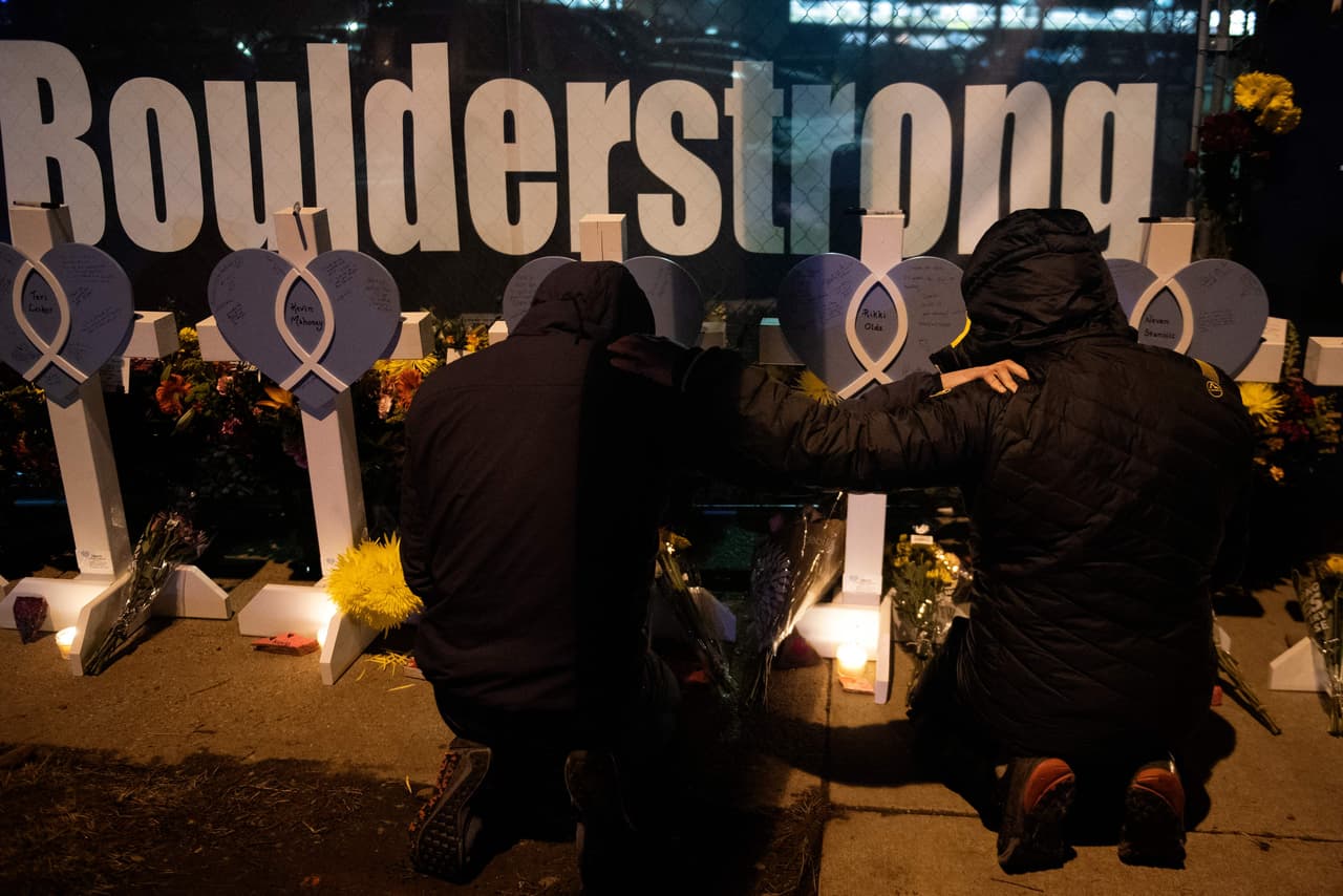 Las autoridades de Colorado dieron a conocer este martes los nombres de las 10 víctimas del 
<b><a href="https://www.univision.com/noticias/tiroteos/tiroteo-colorado-tienda-comestibles-king-soopers">tiroteo en el supermercado </a></b>King Soopers. El primero identificado fue 
<b>Eric Talley, de 51 años</b>, el primer policía que llegó a la escena de la balacera. Los otros son: son: 
<b>Denny Strong, de 21; Neven Stanisic, de 23; Rikki Olds, de 25; Tralona Bartkowiak, de 49; Teri Leiker, de 51; Eric Talley, de 51; Suzanne Fountain, de 59; Kevin Mahoney, de 61; Lynn Murray, de 62, y Jodi Waters, de 65 años. </b>