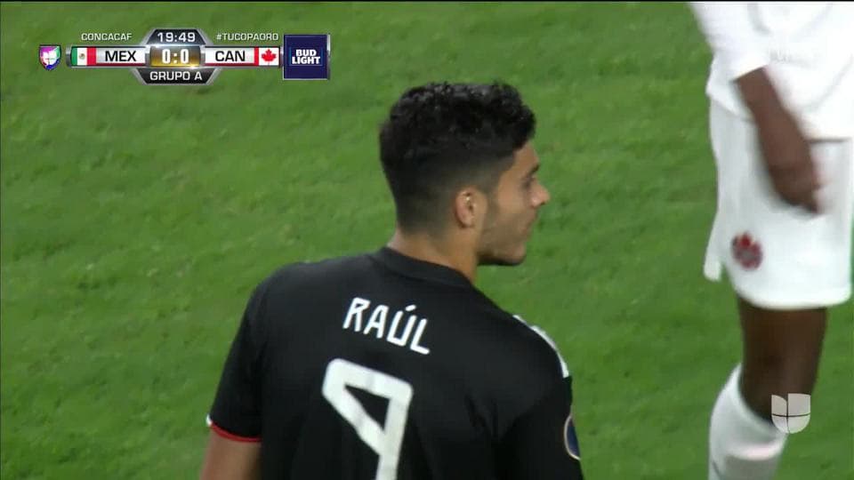 Tiro desviado de Raúl Jiménez