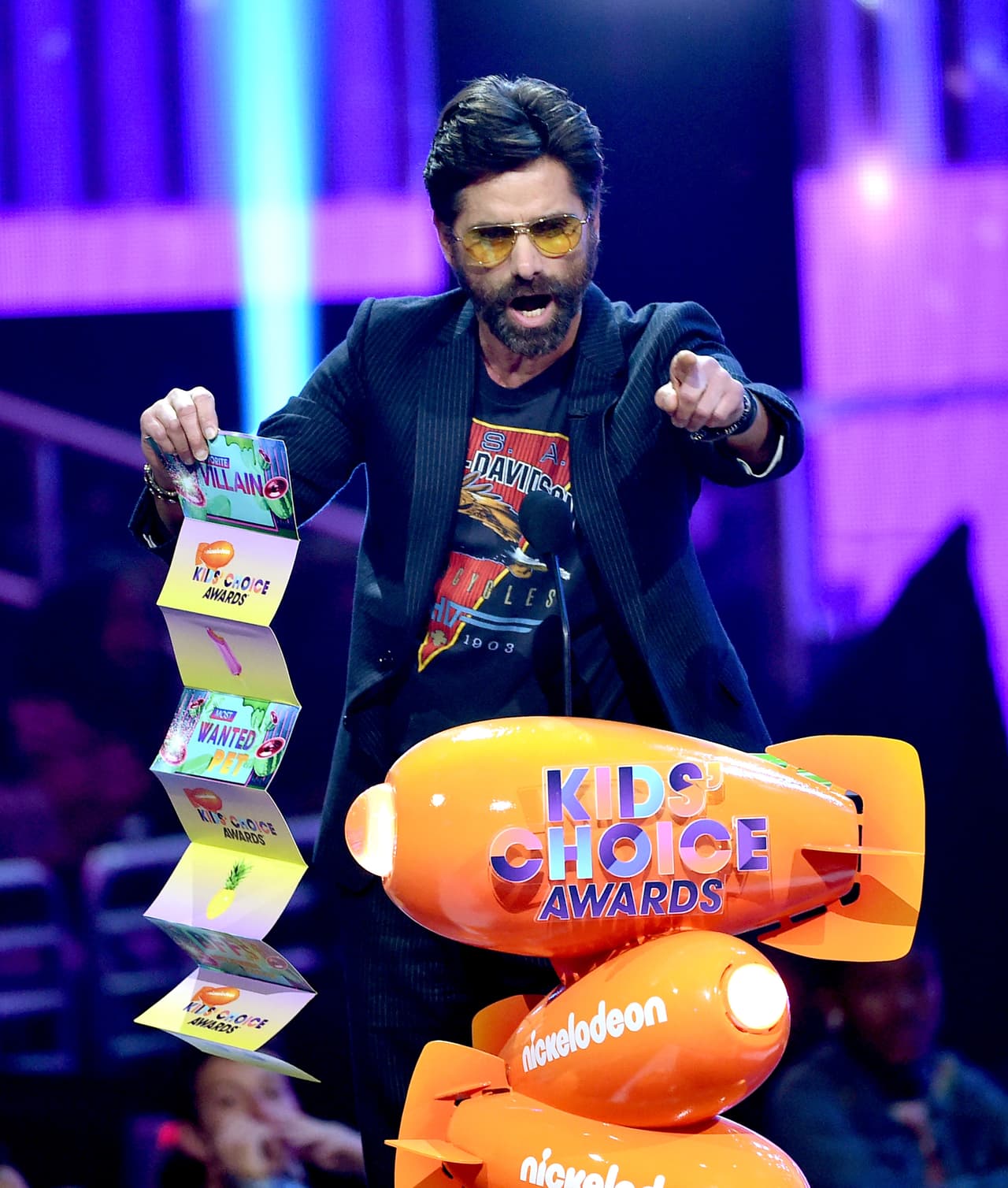 El galán John Stamos recibió varios gritos de las chicas.