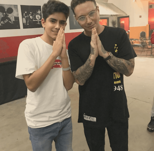 En su cuenta oficial de Instagram, el hijo mayor de 'La Trevi' compartió esta imagen en la que aparece junto al intérprete de 'Ginza'.