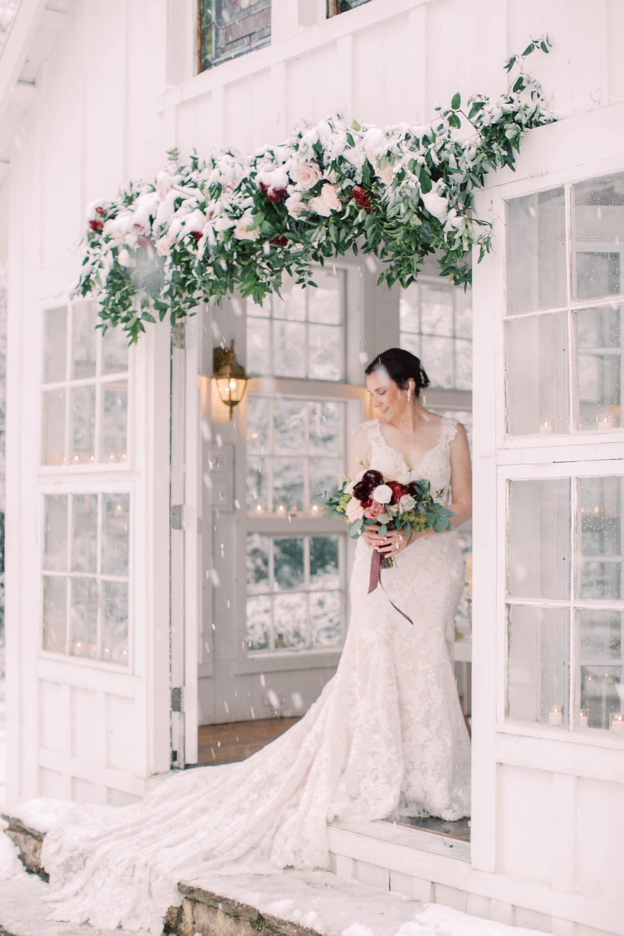 Tambiés se emitió una advertencia por el tiempo invernal y se extendió hasta las 6 am del lunes. Se registraron nevadas en algunas zonas como en College Station.