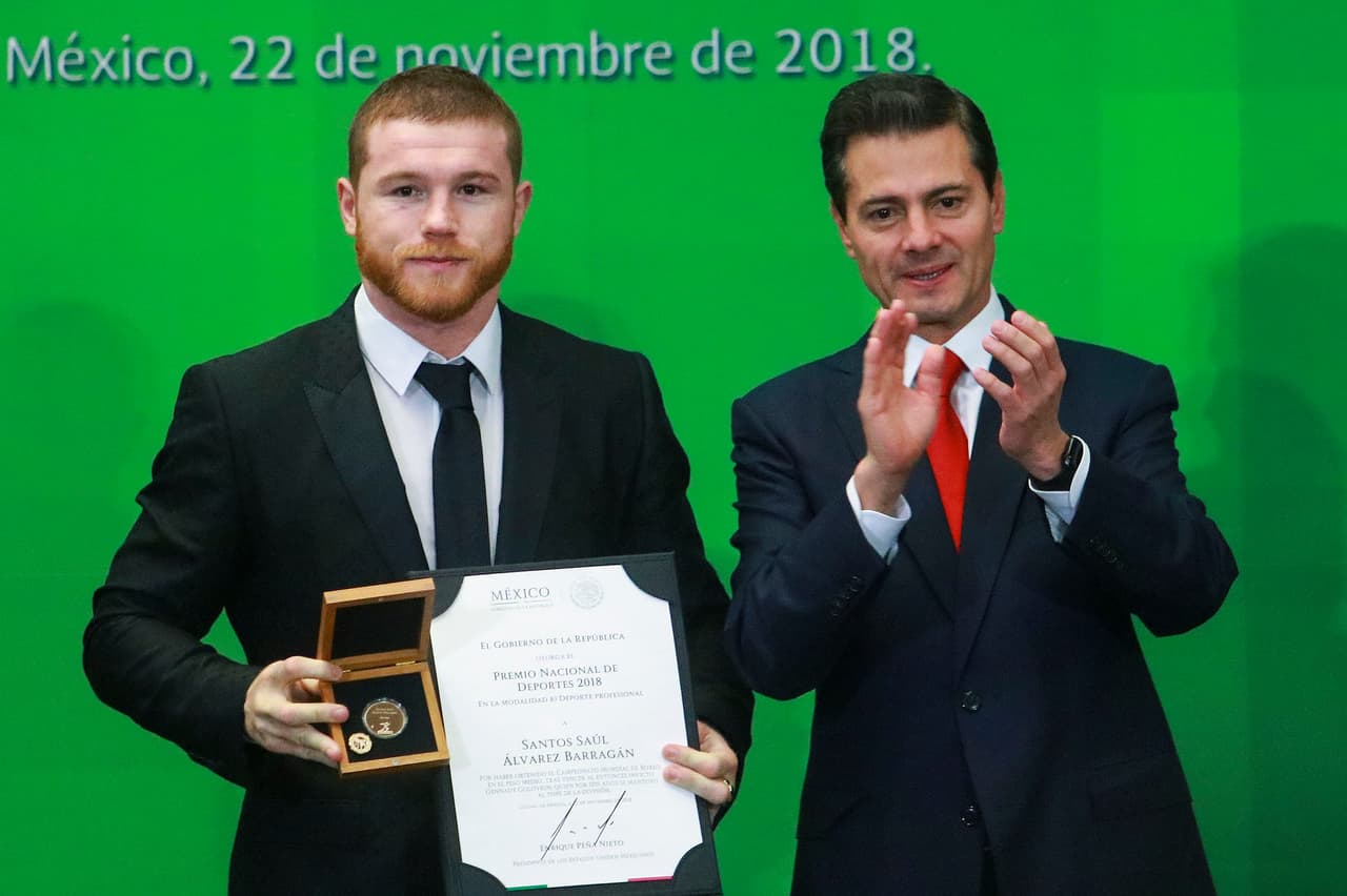 Sául 'Canelo' Álvarez fue el más destacado entre los atletas que recibieron el Premio Nacional del Deporte de manos del expresidente Enrique Peña Nieto en la residencia Oficial de Los Pinos.
