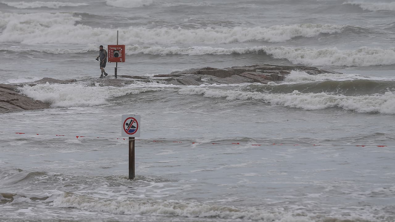 Autoridades locales ordenaron evacuar la isla como medida de prevención ante el posible impacto del huracán Laura.