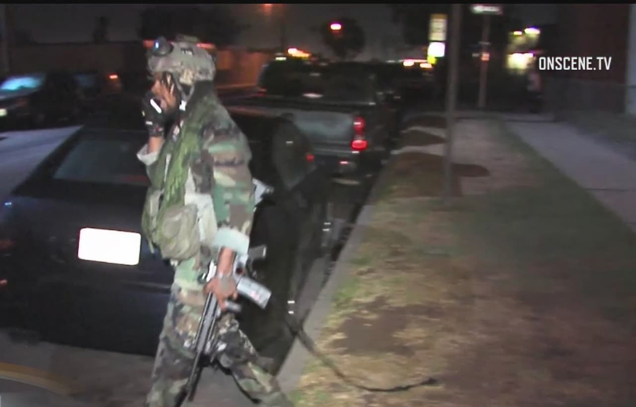 Policía de Los Ángeles arrestó a dos sospechosos armados y vestidos de militares
