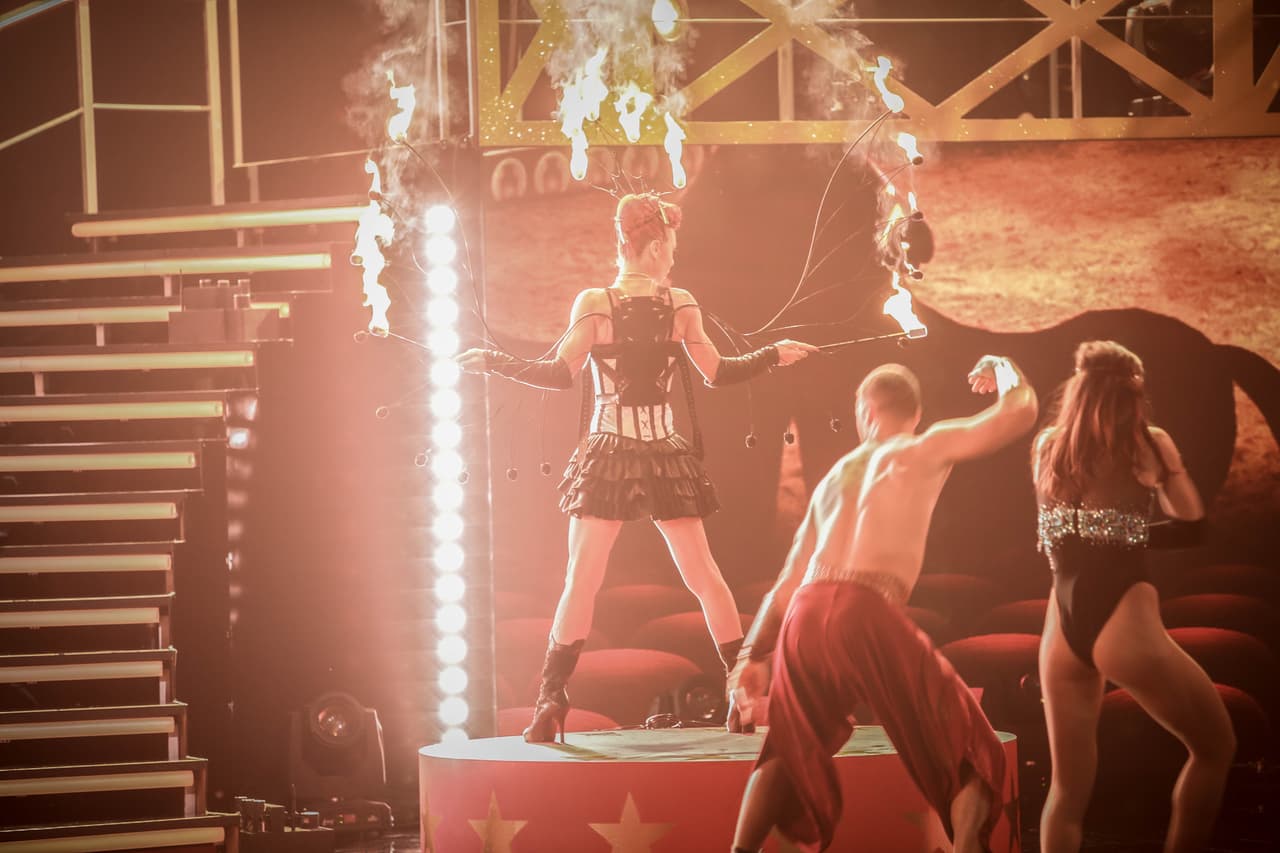 Fuego y baile en los primeros minutos de Nuestra Belleza Latina, por parte de bailarines...