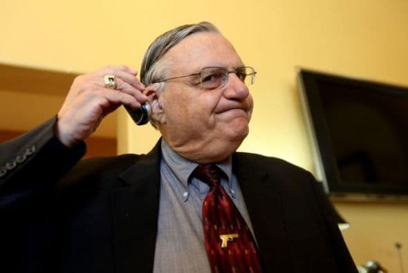 Fin de redadas de Arpaio: Un gran alivio sintieron miles de inmigrantes en Arizona luego que el controversial sheriff Joe Arpaio anunciara en diciembre que cerraría el departamento que investiga a los empleadores durante su persecución de trabajadores acusados de robo de identidad, poniendo de esta manera fin a las redadas dentro de los lugares de trabajo.